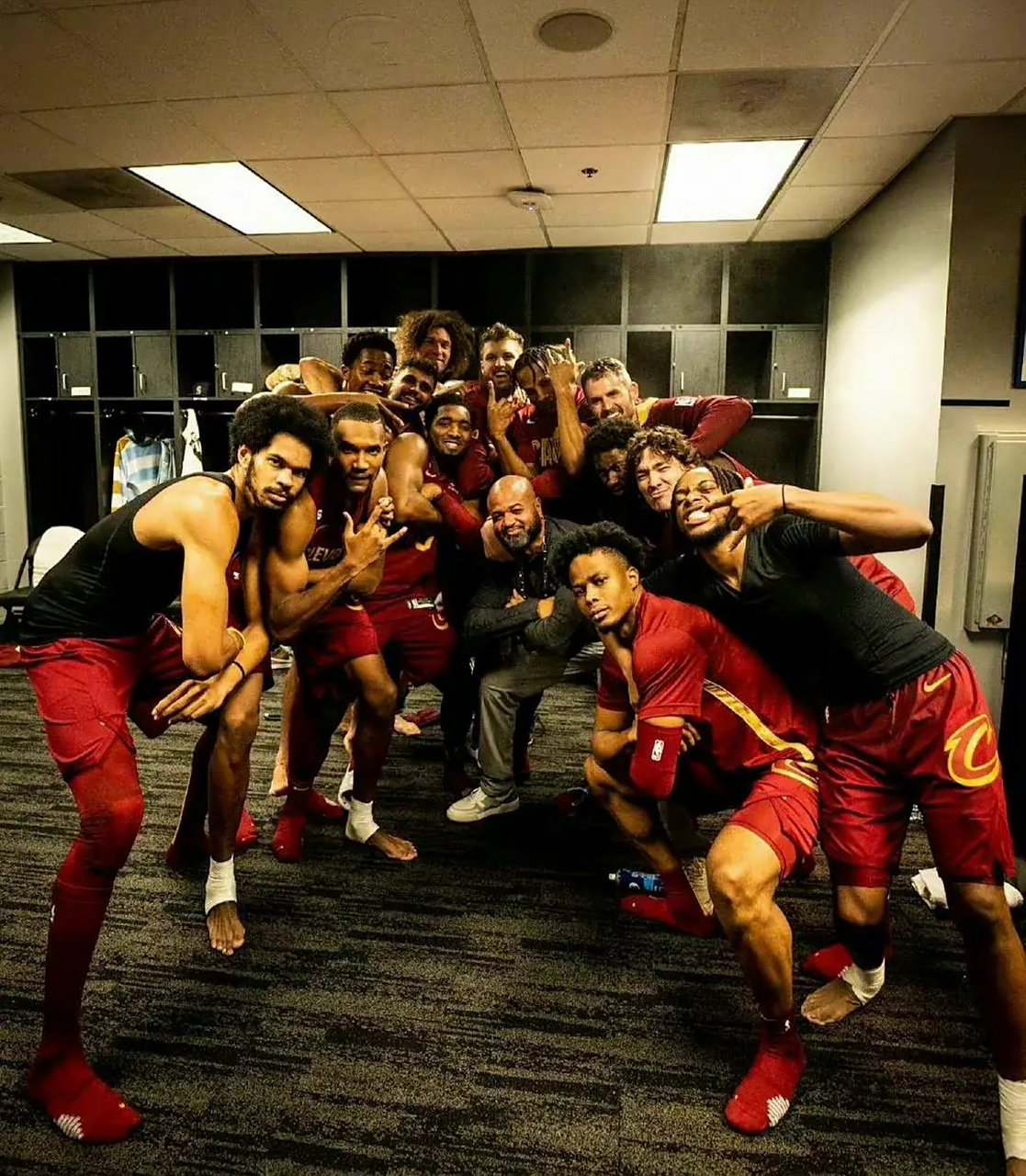 关键时刻克里夫兰骑士调整名单以备NBA常规赛；远射贴柱环节打磨；信心回归；更衣室氛围转暖的简单介绍-u8官方网站